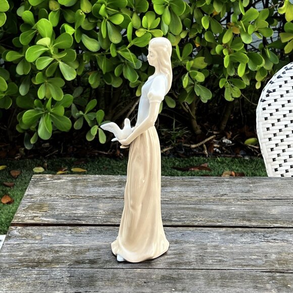 Vintage Girl holding Bird Dove Figurine, Tenora of Spain Rare Hard to Find - Picture 5 of 10